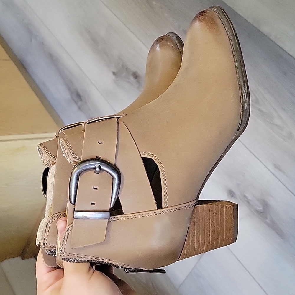 Vionic boots